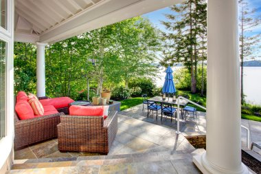 Lüks ev dış etkileyici su görünümü ve rahat veranda alan ile.