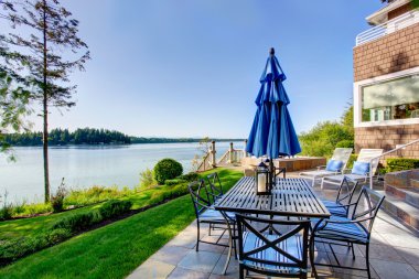 Lüks ev dış etkileyici su görünümü ve rahat veranda alan ile.