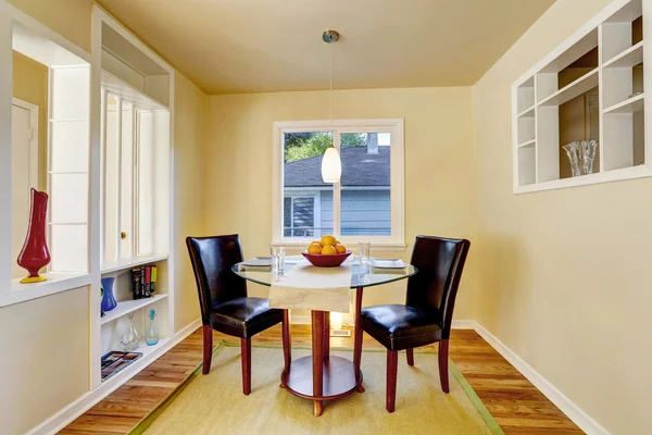 Sala de jantar bege com piso de madeira e tapete . — Fotografia de Stock