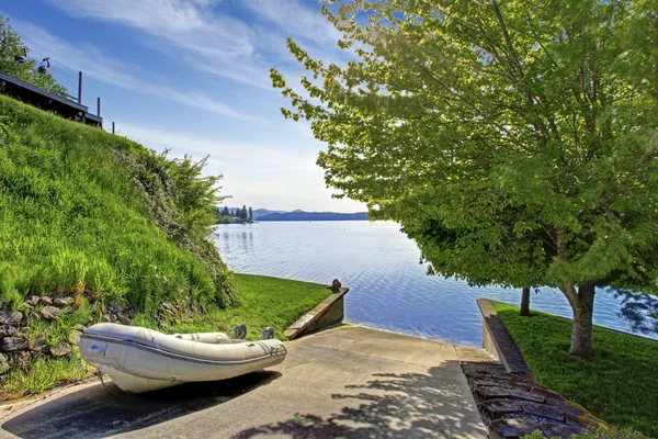 Hermoso paisaje con suelo de hormigón camino al agua para el lanzamiento de barcos . . —  Fotos de Stock