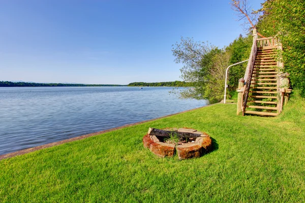 Backyard area with wonderful water view and fire pit. — Stock Photo, Image