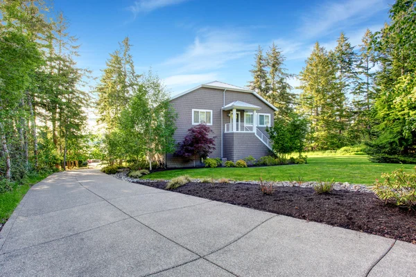 Luxury gray house with white trim and two garage spaces. — Stock Photo, Image