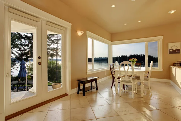 Intérieur de la salle à manger avec table blanche et sol carrelage . — Photo