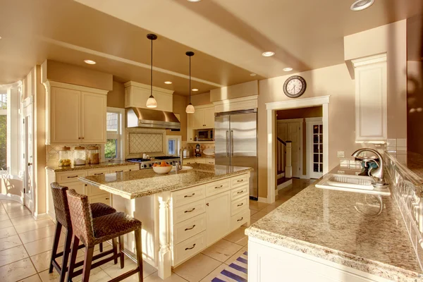Grande sala de cozinha de luxo em cores bege com bancadas de granito e piso de azulejos . — Fotografia de Stock