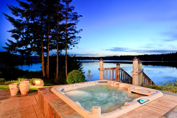 Awesome water view with hot tub at dusk in summer evening. — Stock Photo, Image
