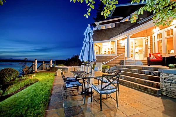 Casa di lusso esterno con vista impressionante sull'acqua e accogliente patio . — Foto Stock