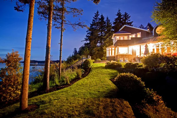 Grande casa a due piani con un sacco di luci la sera d'estate . — Foto Stock