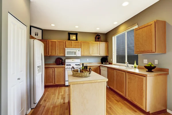 Interior de la cocina con armarios marrones, suelo de madera — Foto de Stock