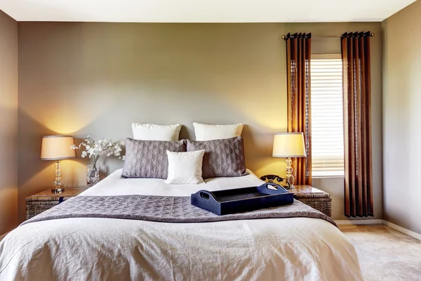 카펫 바닥 및 큰 침대와 함께 침실 인테리어 — 스톡 사진