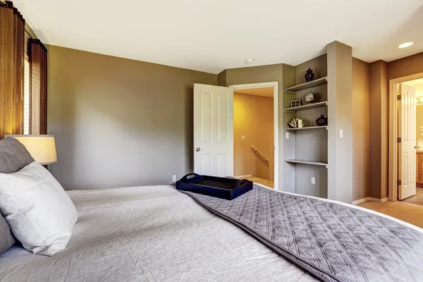 Bedroom interior with carpet floor and big bed — Stock Photo, Image