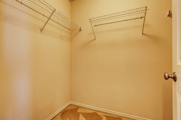 Empty narrow walk-in closet with shelves — Stock Photo, Image