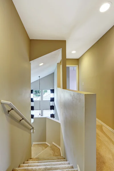 Светлый коридор с ковровым полом — стоковое фото