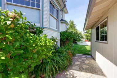 Arka bahçe ev görünümü ile yeşil çim