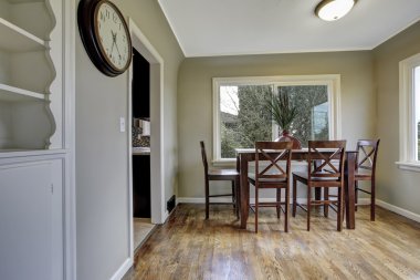 Büyük yeşil yemek odası ile ahşap sandalye 