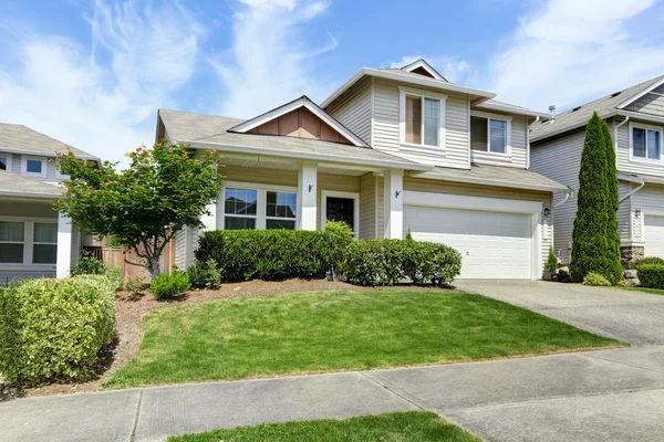 Casa exterior con atractivo acera. Vista del porche de entrada — Foto de Stock