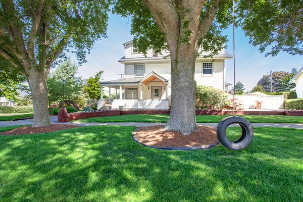 Large luxury  craftsman classic American house exterior. — Stock Photo, Image