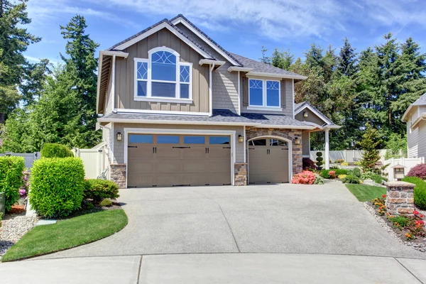 Home exterior with garage and driveway — Stock Photo, Image