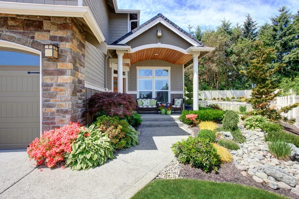 Casa exterior con garaje y patio — Foto de Stock