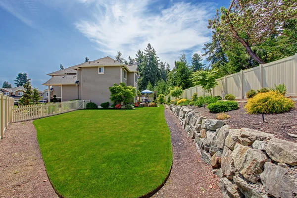 House with backyard patio and landscape design — Stock Photo, Image