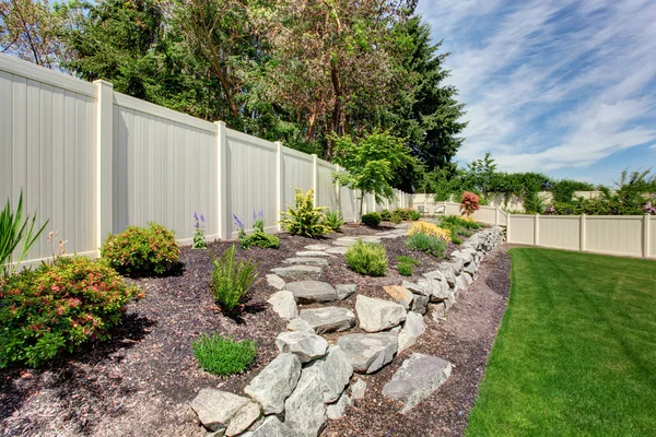 Huis met patio en landschap design van de achtertuin — Stockfoto