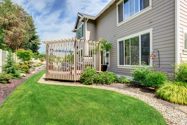 House with backyard patio and landscape design — Stock Photo, Image