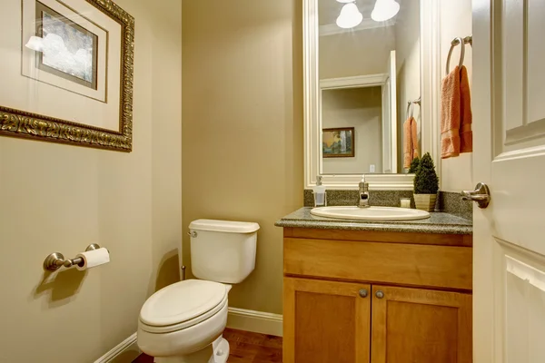Классическая ванна с плиточным полом и деревянными шкафами — стоковое фото
