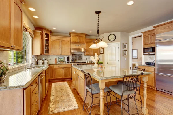 Classic American kitchen inerior with brown cabinets and granite counter top — Stock Photo, Image