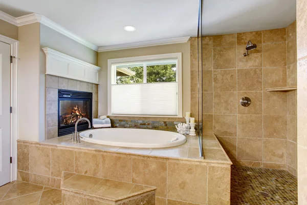 Clássico banheiro americano com banheira whithe — Fotografia de Stock