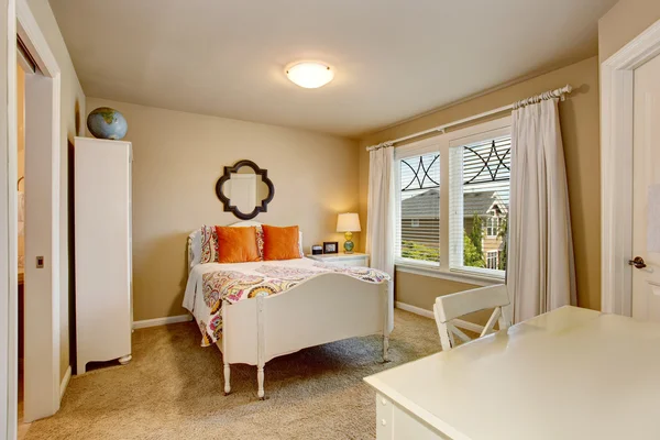 Interior de dormitorio antiguo americano con escritorio blanco y almohadas naranjas en la cama . —  Fotos de Stock