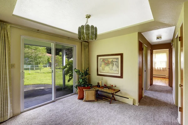 Intérieur de maison. Hall avec tapis au sol et sortie à la cour arrière — Photo