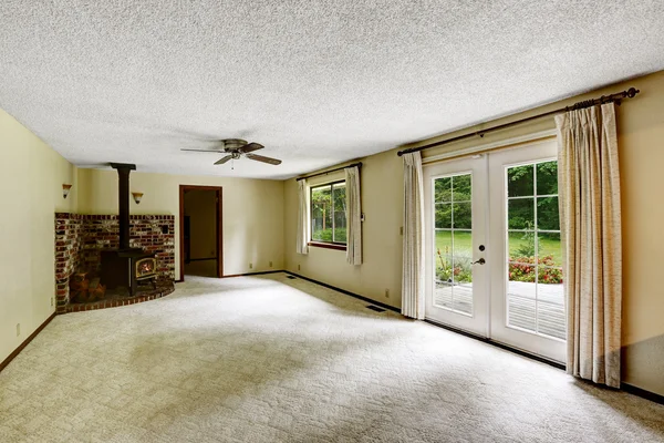 Lege ruimte met tapijt vloer en open haard — Stockfoto