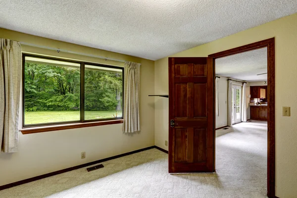 Lege ruimte met tapijt vloer en geopende deur — Stockfoto