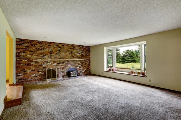 Habitación vacía de lujo con pared de ladrillo y chimenea . — Foto de Stock