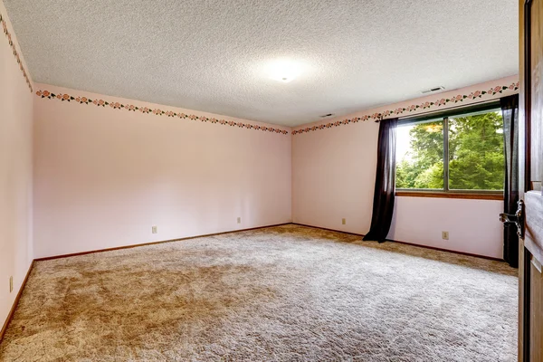 Large empty room with soft carpet floor, one window — Stock Photo, Image