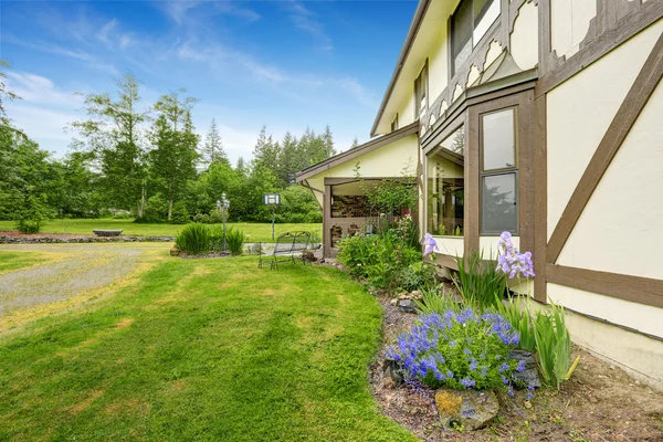 Hus exteriör. utsikt över landskap på gårdsplanen — Stockfoto