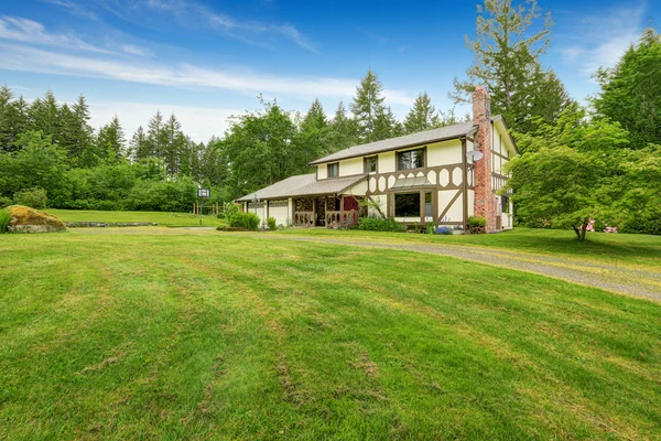 Hausaußenseite. Blick auf Landschaft im Vorgarten — Stockfoto