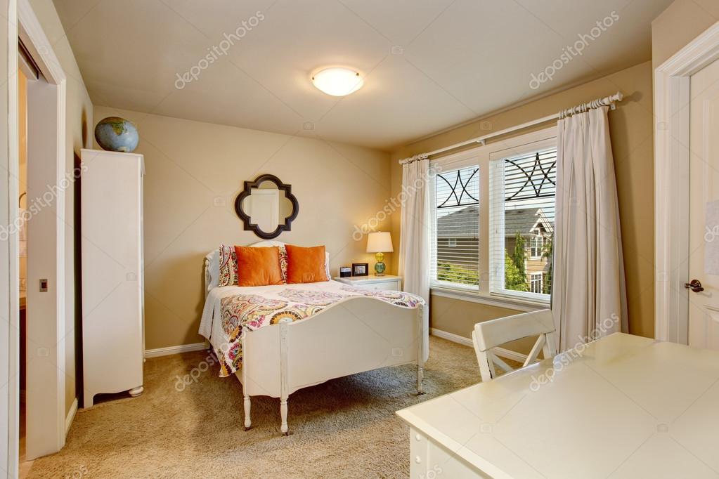 Amerikanische antikes Schlafzimmer Innenraum mit weißen Schreibtisch ... Amerikanische antikes Schlafzimmer Innenraum mit weißen Schreibtisch ...