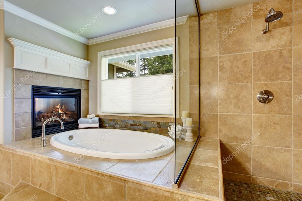 https://st2.depositphotos.com/1041088/11595/i/950/depositphotos_115955130-stock-photo-classic-american-bathroom-with-whithe.jpg
