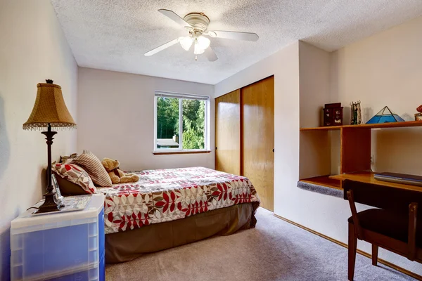 Interior do quarto simples e acolhedor com roupa de cama colorida e roupeiro embutido — Fotografia de Stock