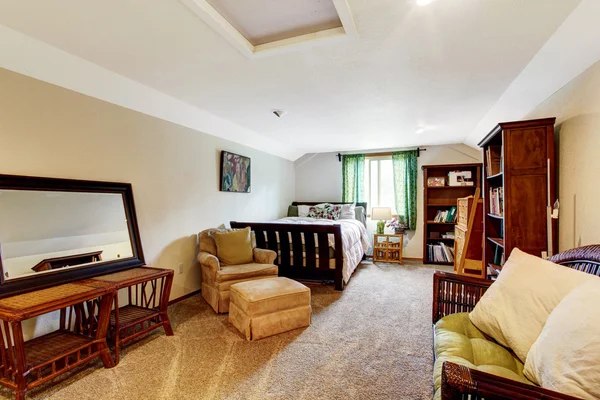 Un músico dormitorio de hombre con suelo de alfombra, paredes de color beige —  Fotos de Stock