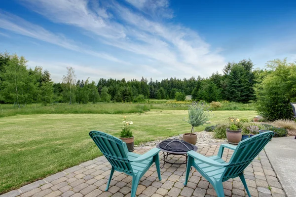 Hermoso patio trasero de la casa con césped bien cuidado, árboles —  Fotos de Stock