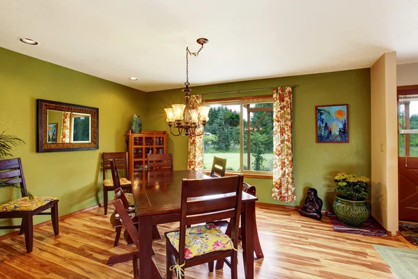 Interior ruang makan hijau antik dengan set meja mahoni dan lampu gantung . — Stok Foto