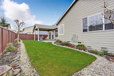 Arka oturma alanı, güzel yeşil çim ile