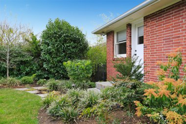 Çit backyard. Çim ve çiçek yatak görünümünü