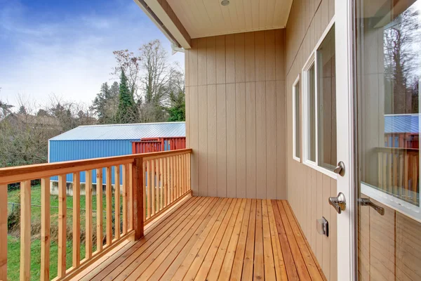 Kleine lege veranda met uitzicht op de achtertuin — Stockfoto