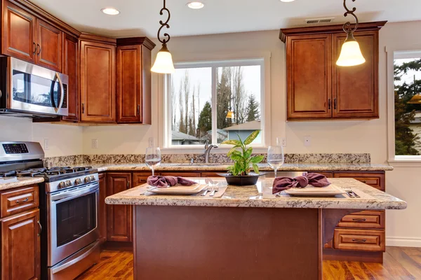 Keuken met hardhouten vloer en granieten aanrechtbladen. — Stockfoto