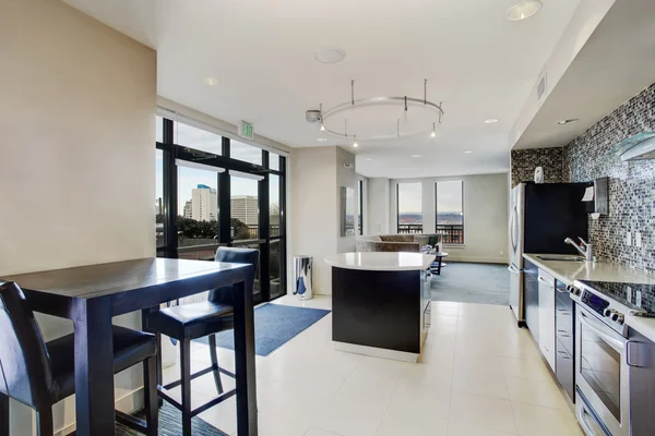 Modern white kitchen connected to living room — Stock Photo, Image