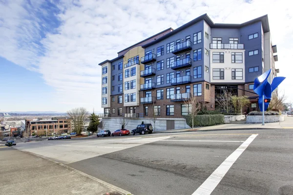 Modern appartement blauwe gebouw buitenkant in Tacoma. — Stockfoto