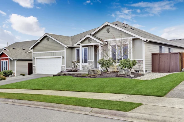 Casa exterior. Vista al porche de entrada con pasarela y garaje — Foto de Stock