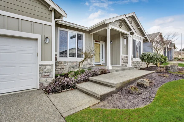 Casa exterior. Vista al porche de entrada con pasarela y garaje — Foto de Stock